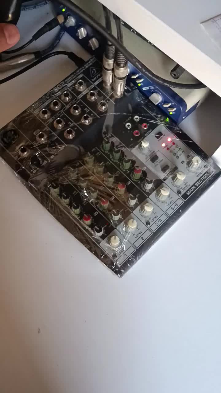 یک دستگاه میکسر Behringer - XENYX 802|صوتی و تصویری|تهران, تهرانپارس غربی|دیوار