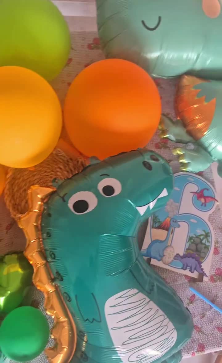 تم تولد دایناسور|اسباب‌‌بازی|بندر انزلی, گمرک|دیوار