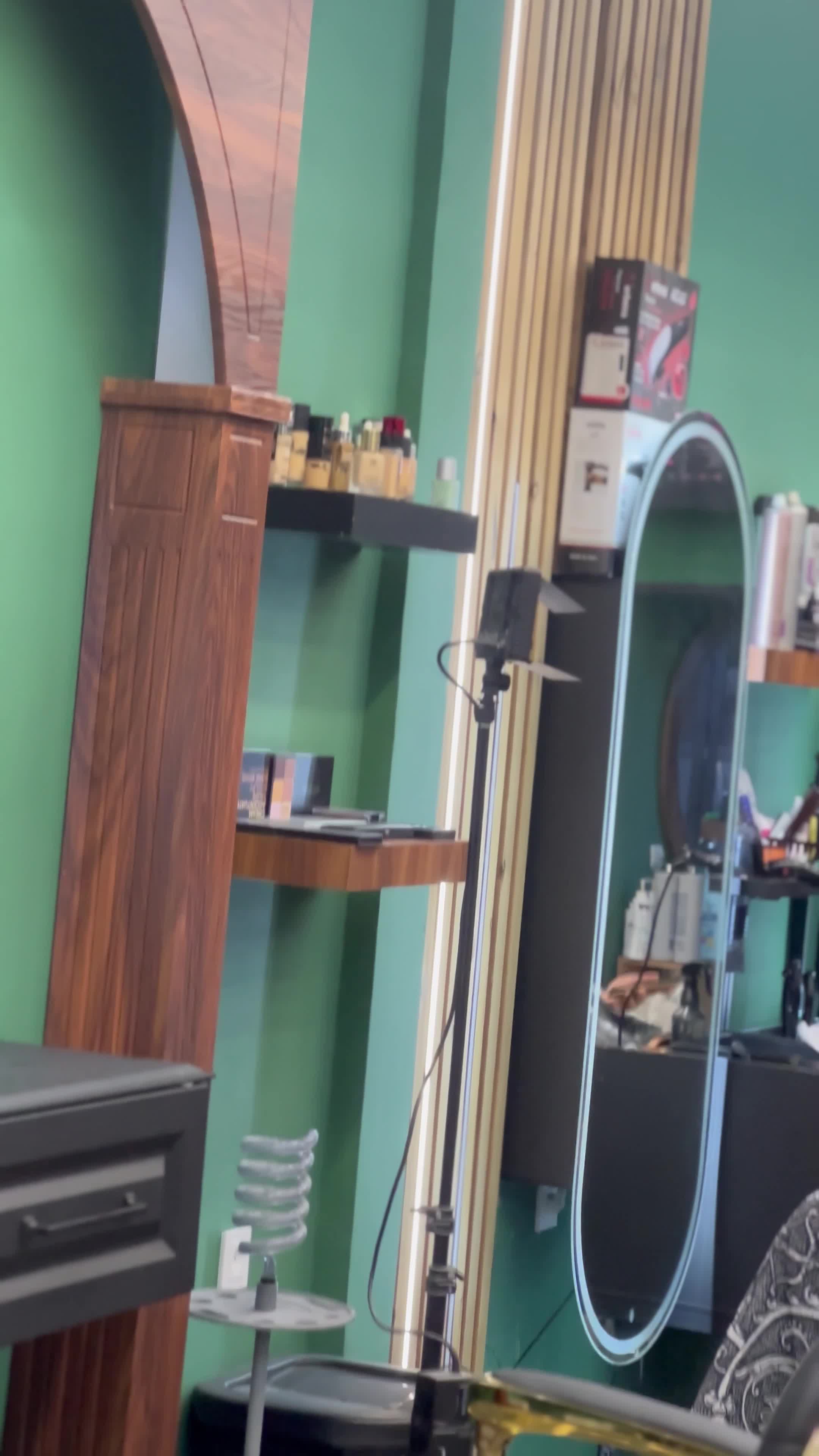 استخدام ارایشگر خوب با مشتری ویک شاگر در ارایشگ ik|استخدام درمانی، زیبایی، بهداشتی|تهران, فردوس|دیوار