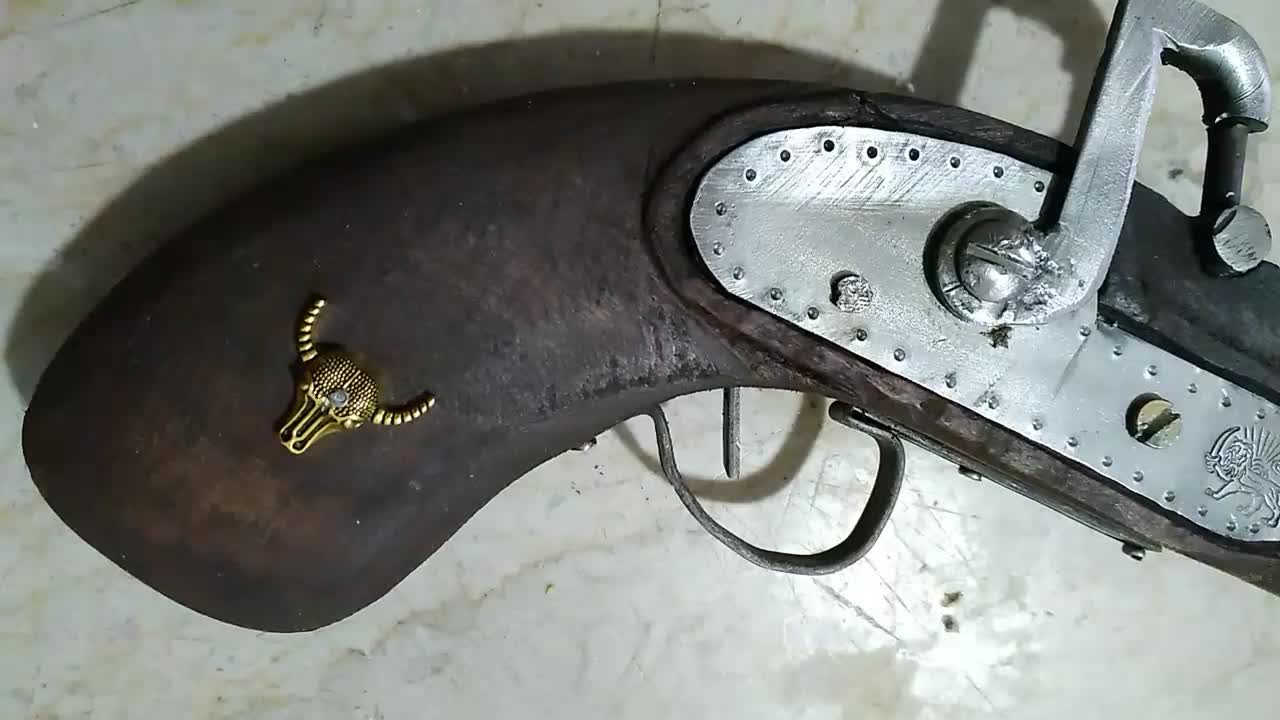 تپانچه طرح قاجاری|کلکسیون اشیاء عتیقه|مرودشت, رودبال|دیوار